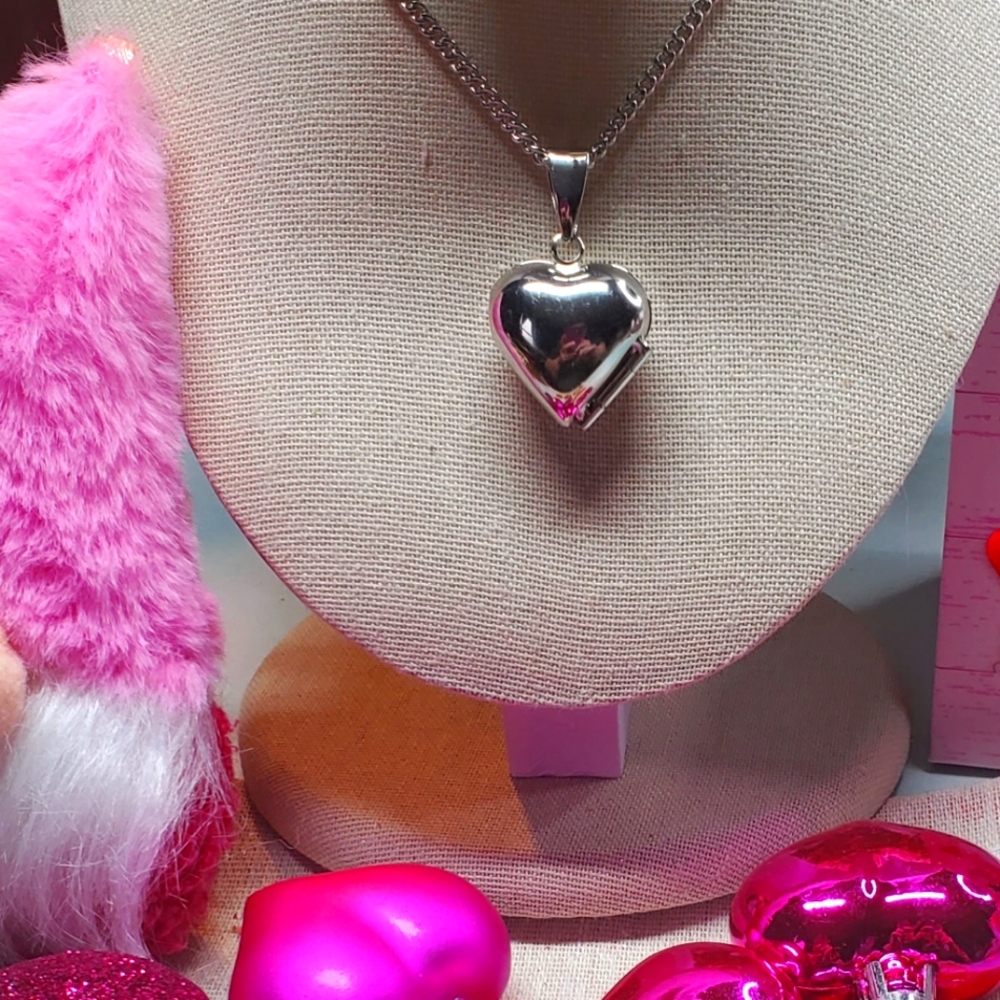 Beautiful heart-shaped locket pendant necklace with magnetic closure. 18" NWT